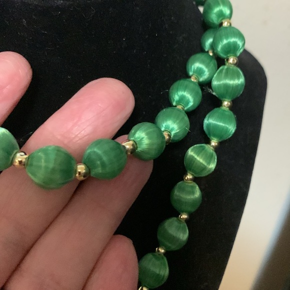 Beautiful emerald green necklace 30” long - Picture 6 of 7